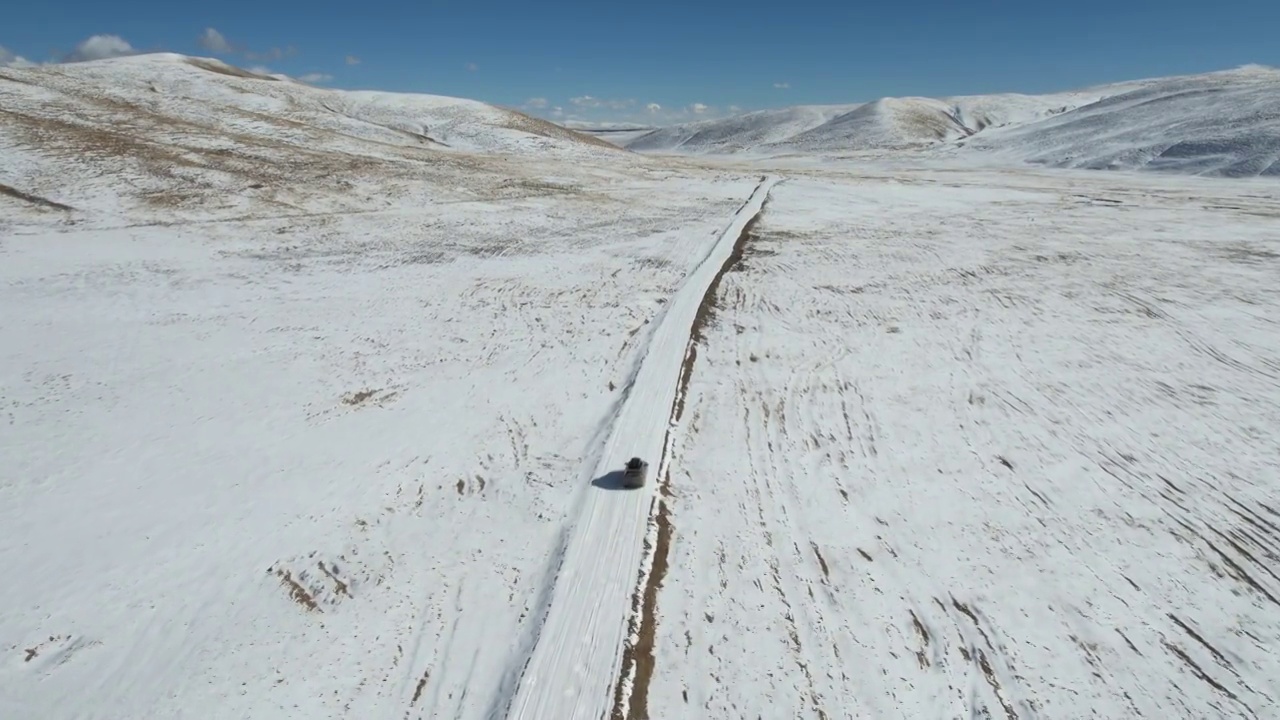 青海果洛州玛多县三江源国家公园雪原公路自驾游旅行航拍视角视频素材