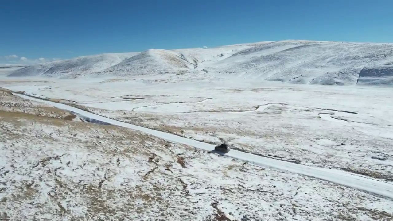 青海果洛州玛多县三江源国家公园雪原公路自驾游旅行航拍视角视频素材