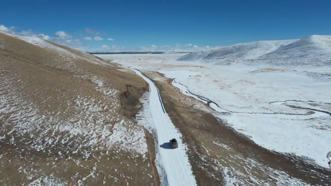 青海果洛州玛多县三江源国家公园雪原公路自驾游旅行航拍视角视频素材