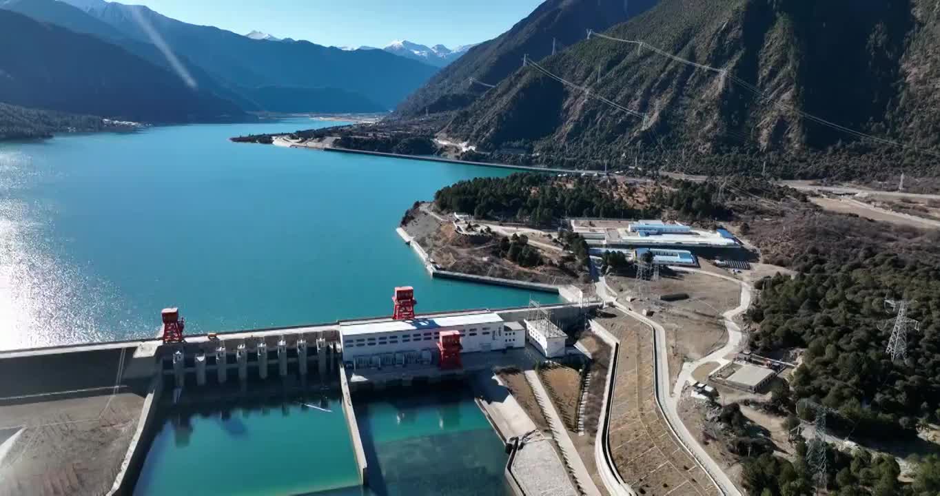 航拍西藏林芝地区尼洋河上的水电站视频素材