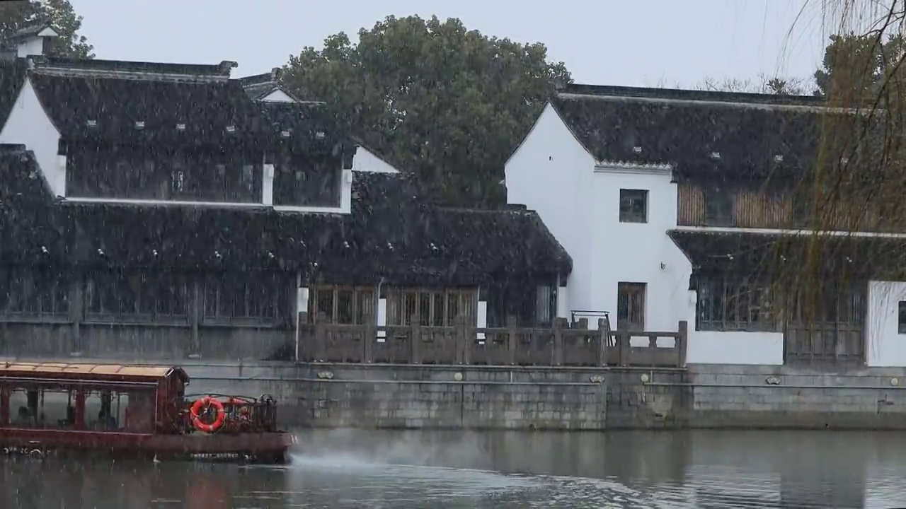 下雪时的苏州山塘街视频素材