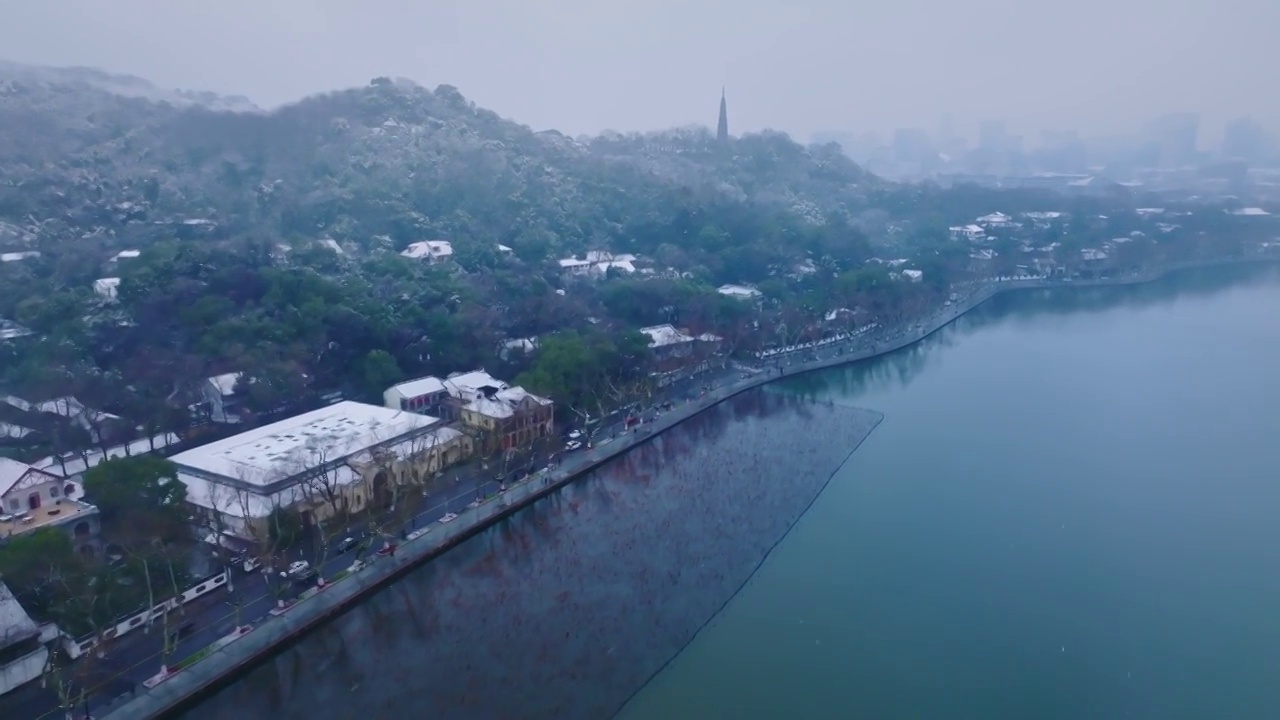 西湖北山街飘雪视频素材