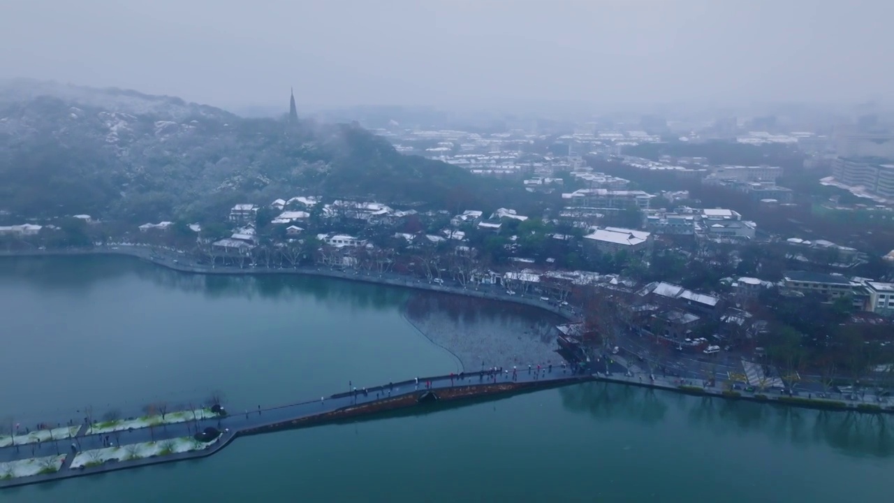 西湖北山街飘雪视频素材