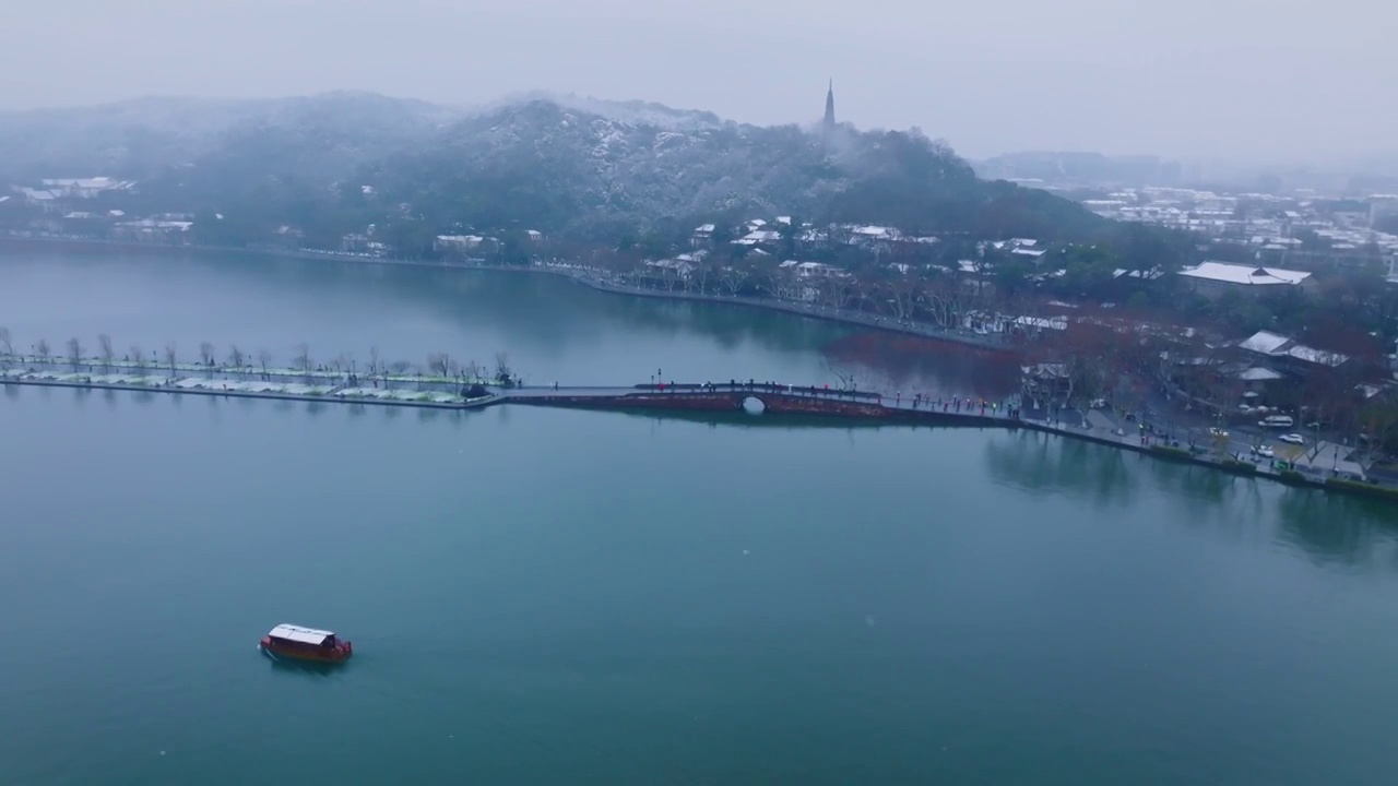 西湖北山街飘雪视频素材