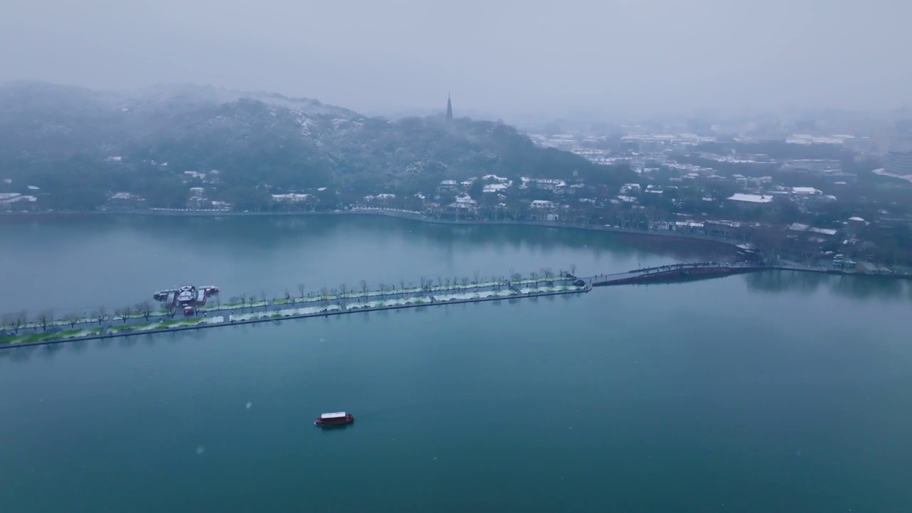 西湖北山街飘雪视频素材