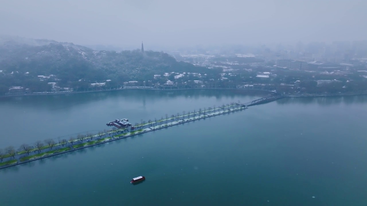 西湖北山街飘雪视频素材