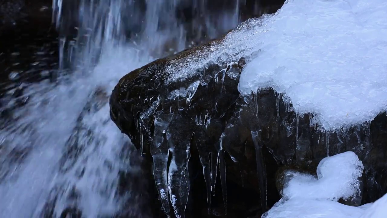 雪中泉水视频素材