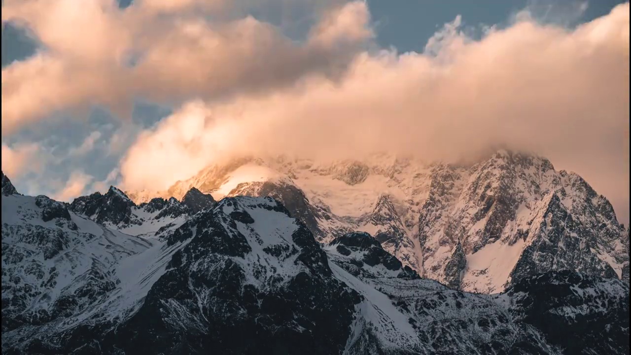 日落晚霞雪山延时视频素材