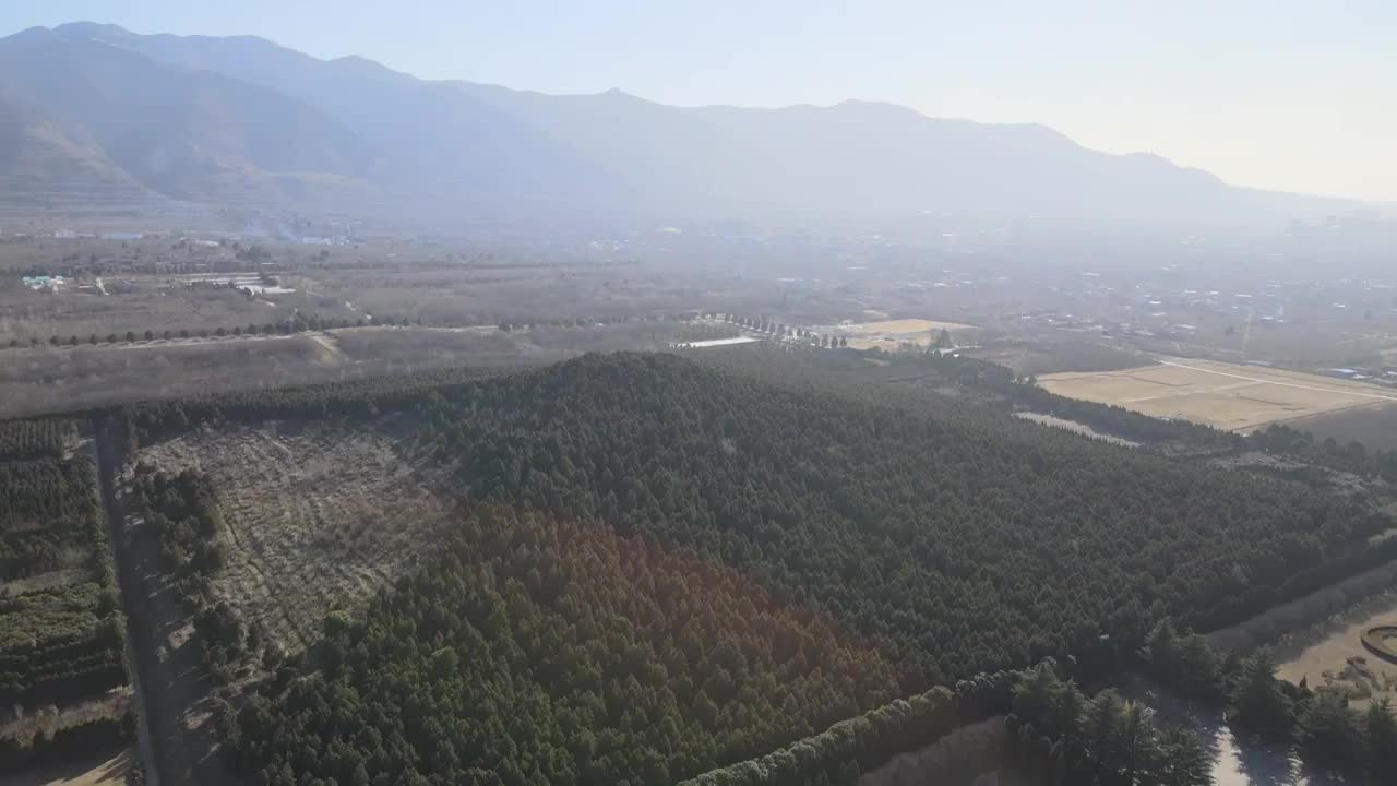 陕西西安秦始皇陵墓和骊山山脉航拍视频素材