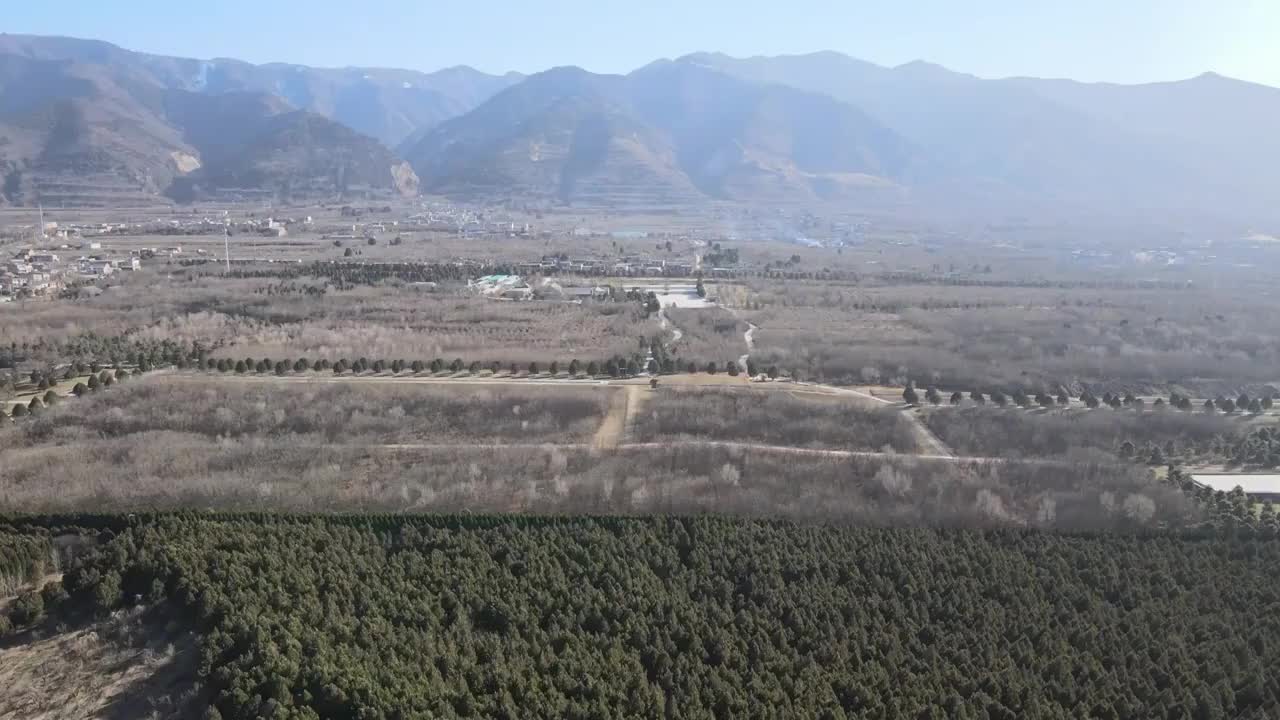 陕西西安秦始皇陵墓和骊山山脉航拍视频下载