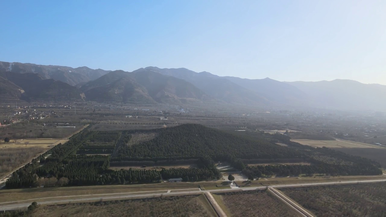 陕西西安秦始皇陵墓和骊山山脉航拍视频素材