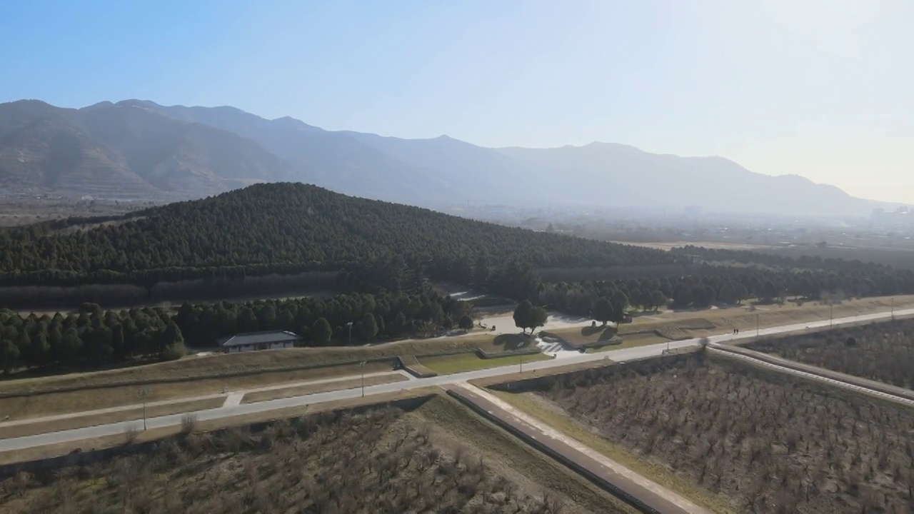 陕西西安秦始皇陵墓和骊山山脉航拍视频下载