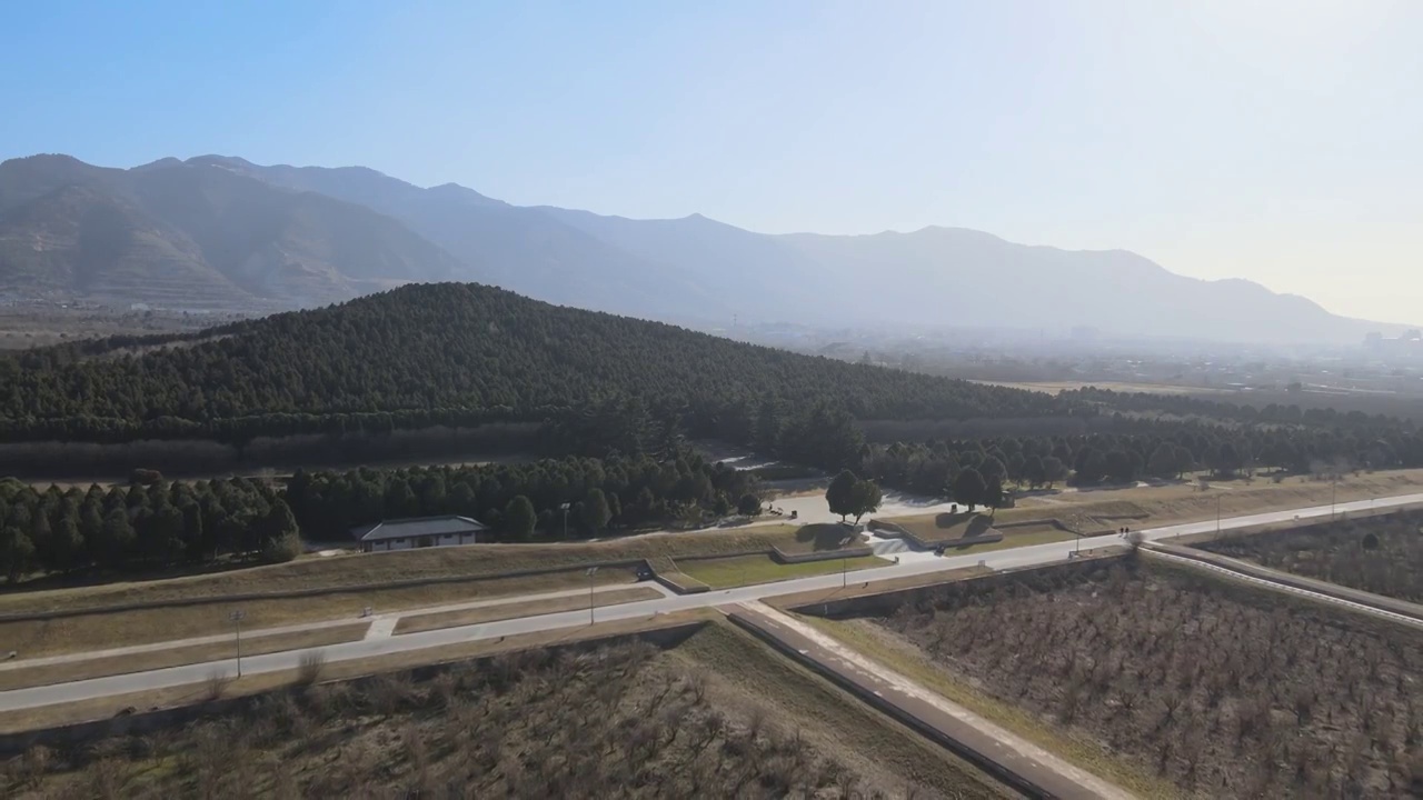 陕西西安秦始皇陵墓和骊山山脉航拍视频下载