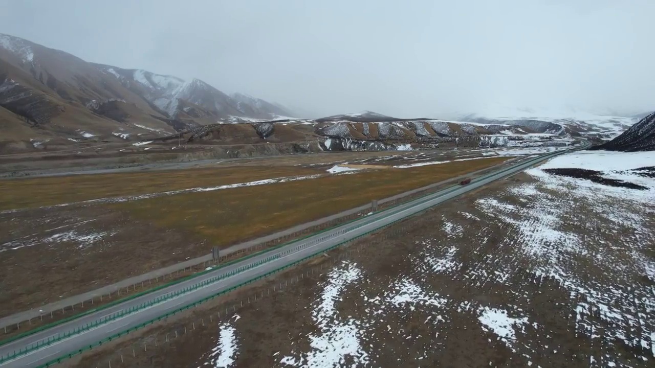 青海果洛州德马高速公路交通运输冬季雪景自然风光视频素材