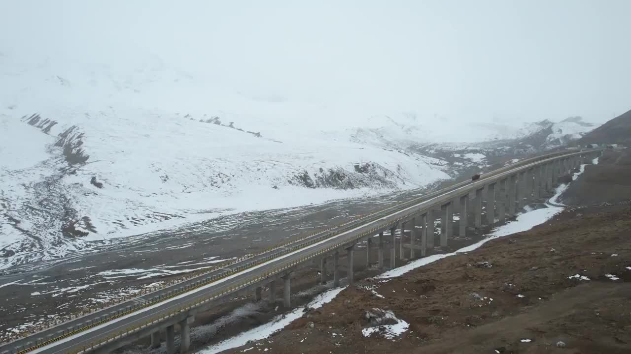 青海果洛州德马高速公路交通运输冬季雪景自然风光视频素材