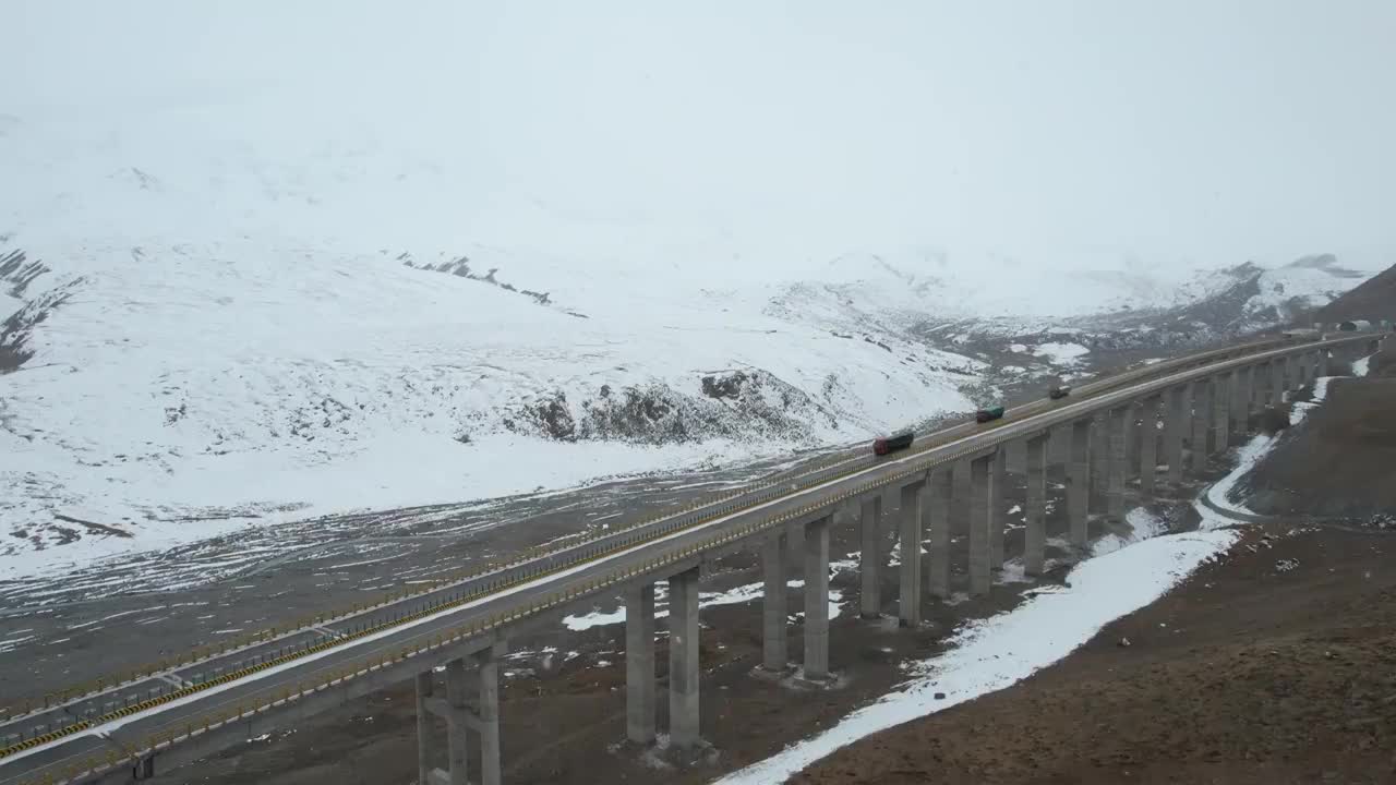 青海果洛州德马高速公路交通运输冬季雪景自然风光视频素材