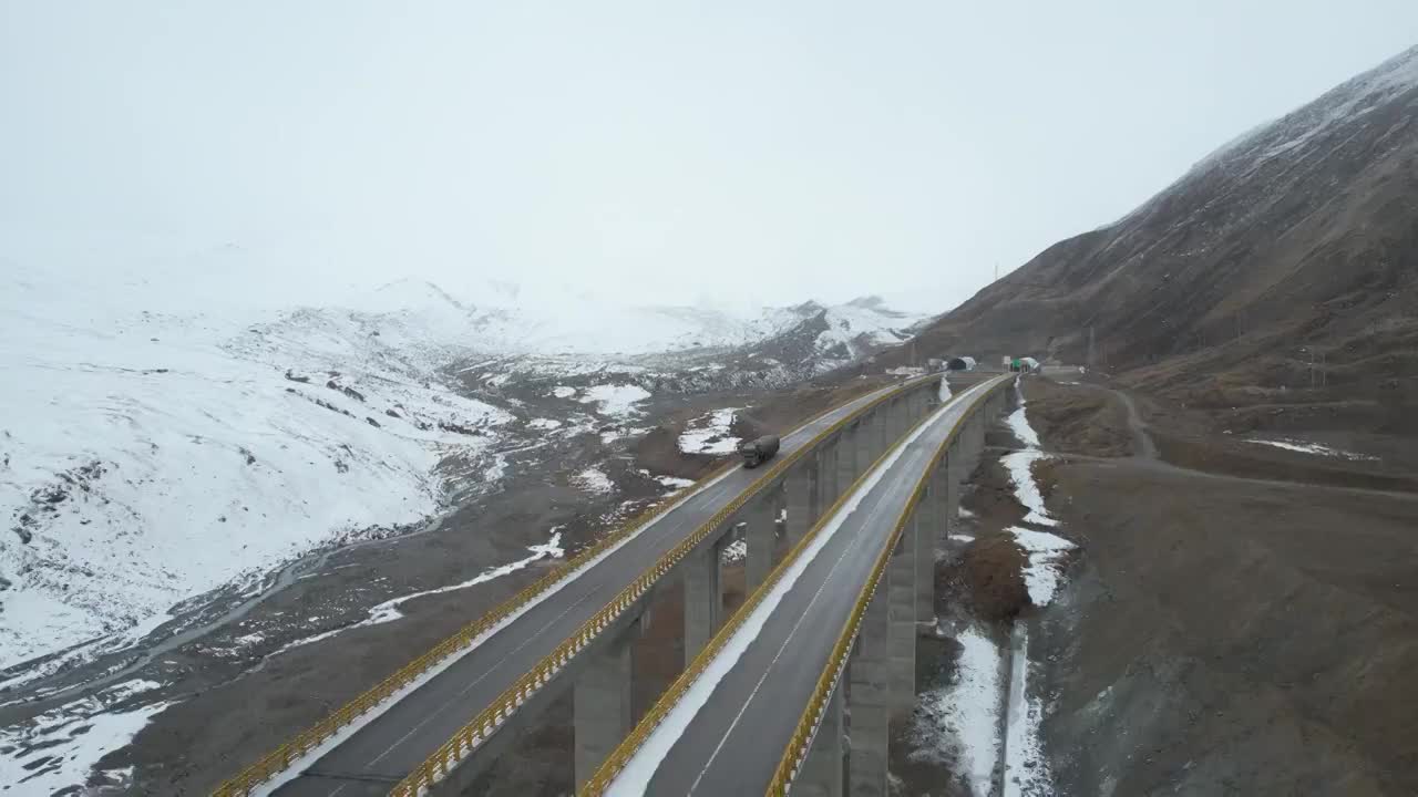 青海果洛州德马高速公路交通运输冬季雪景自然风光视频素材