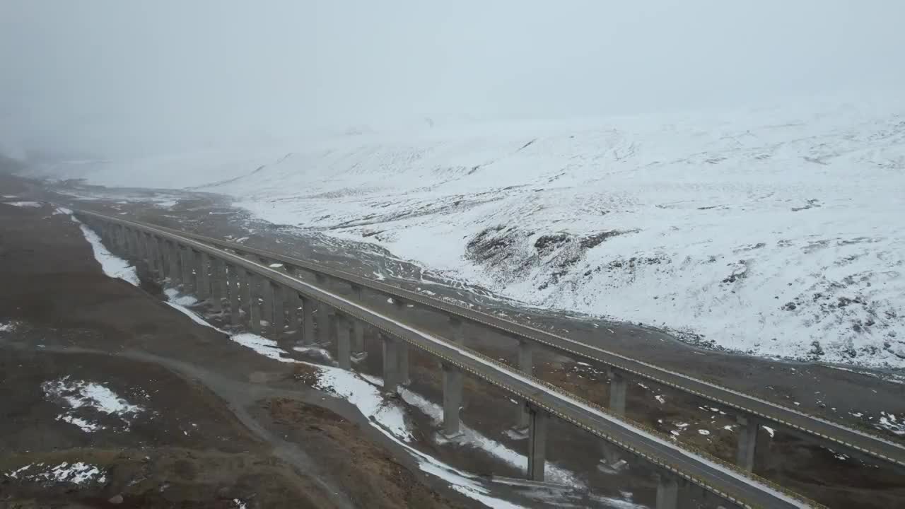 青海果洛州德马高速公路交通运输冬季雪景自然风光视频素材