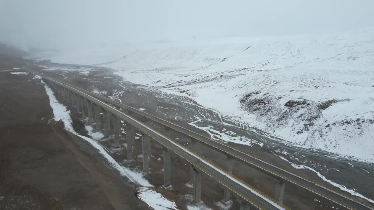 青海果洛州德马高速公路交通运输冬季雪景自然风光视频素材