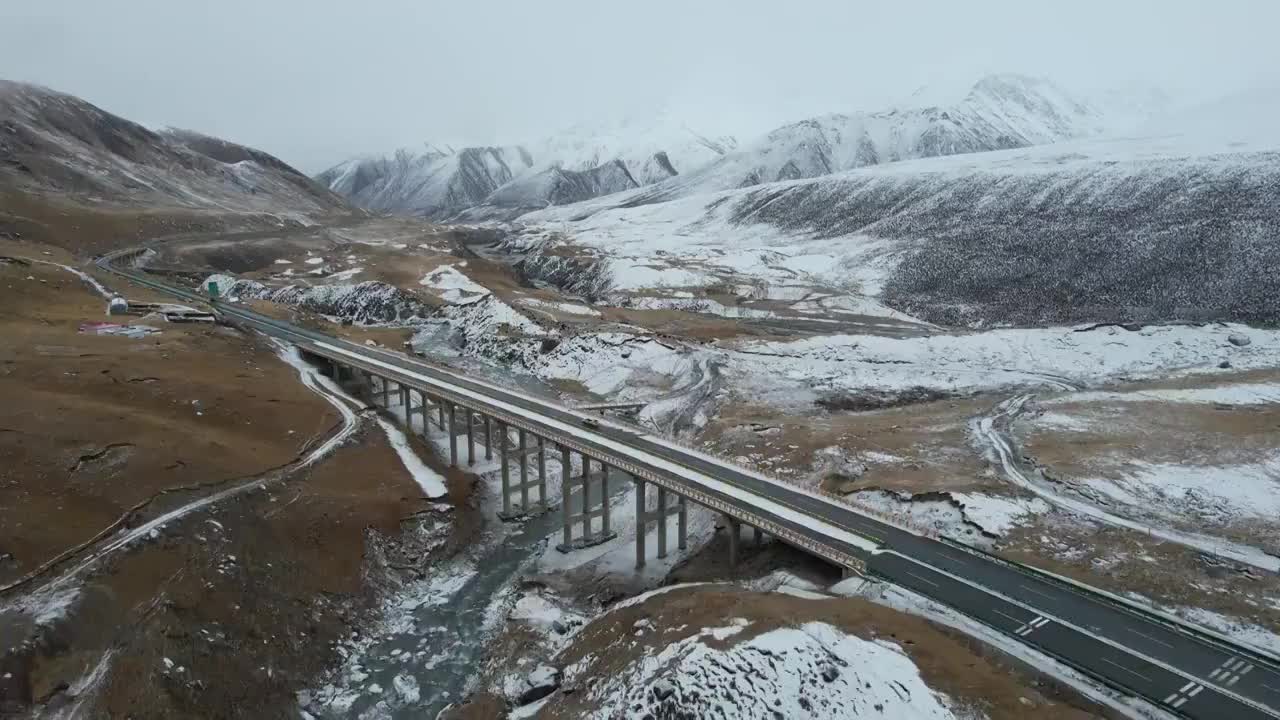 青海果洛州德马高速公路交通运输冬季雪景自然风光视频素材