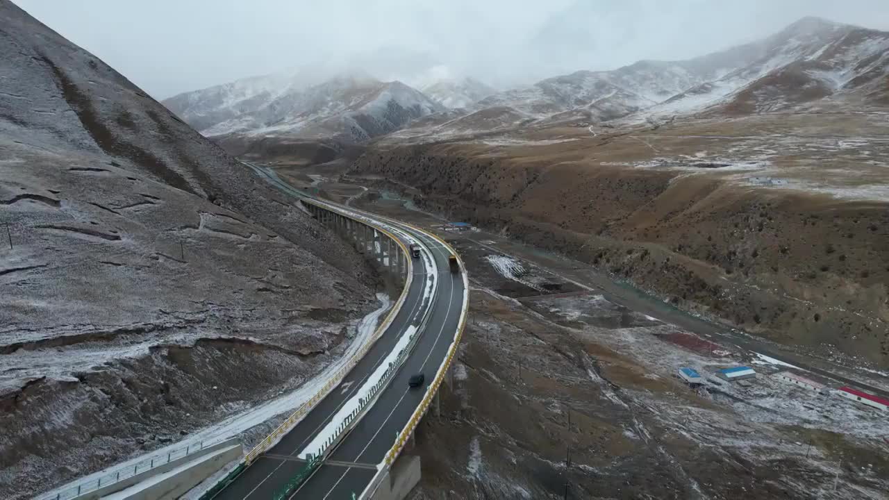 青海果洛州德马高速公路交通运输冬季雪景自然风光视频素材