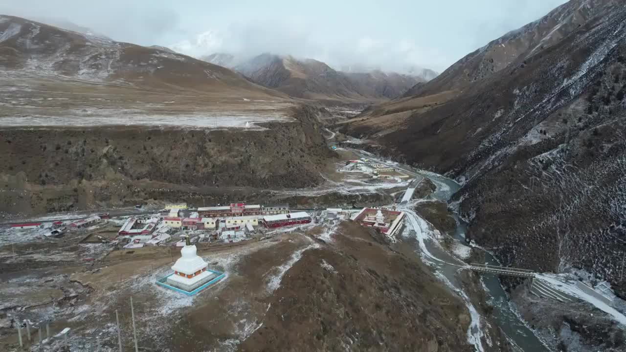 青海果洛州玛沁县阿尼玛卿山区雪山乡冬季高原乡村自然风光视频素材