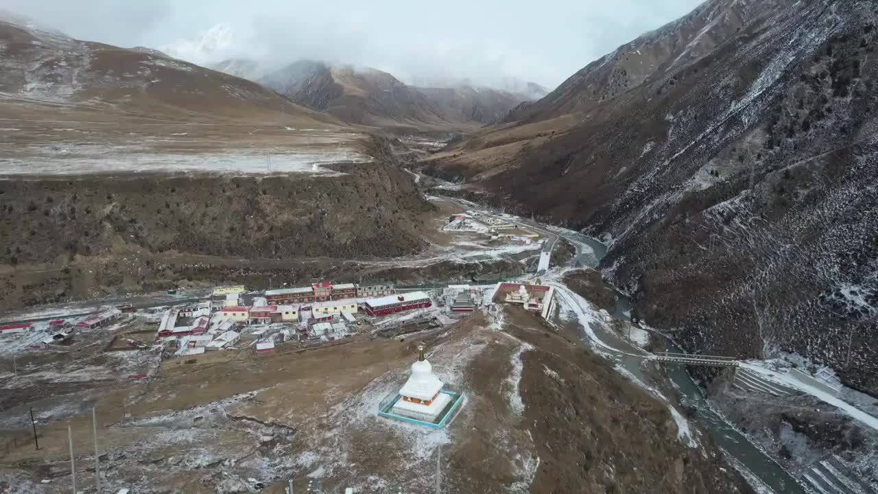 青海果洛州玛沁县阿尼玛卿山区雪山乡冬季高原乡村自然风光视频素材