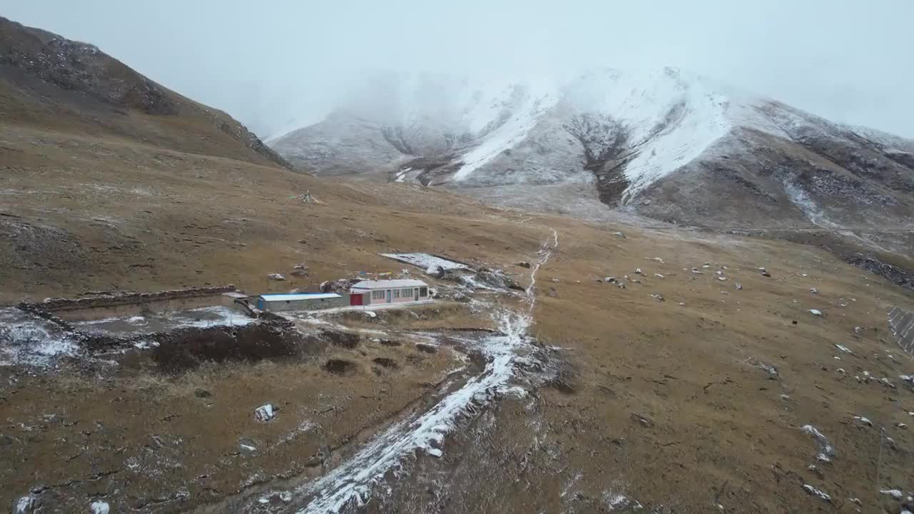 青海果洛州玛沁县阿尼玛卿山区雪山乡冬季高原乡村自然风光视频素材