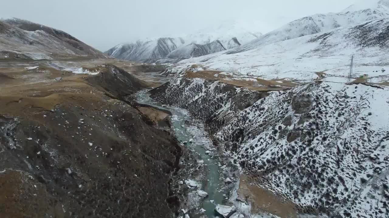 青海果洛州玛沁县阿尼玛卿山区雪山乡冬季高原乡村自然风光视频素材