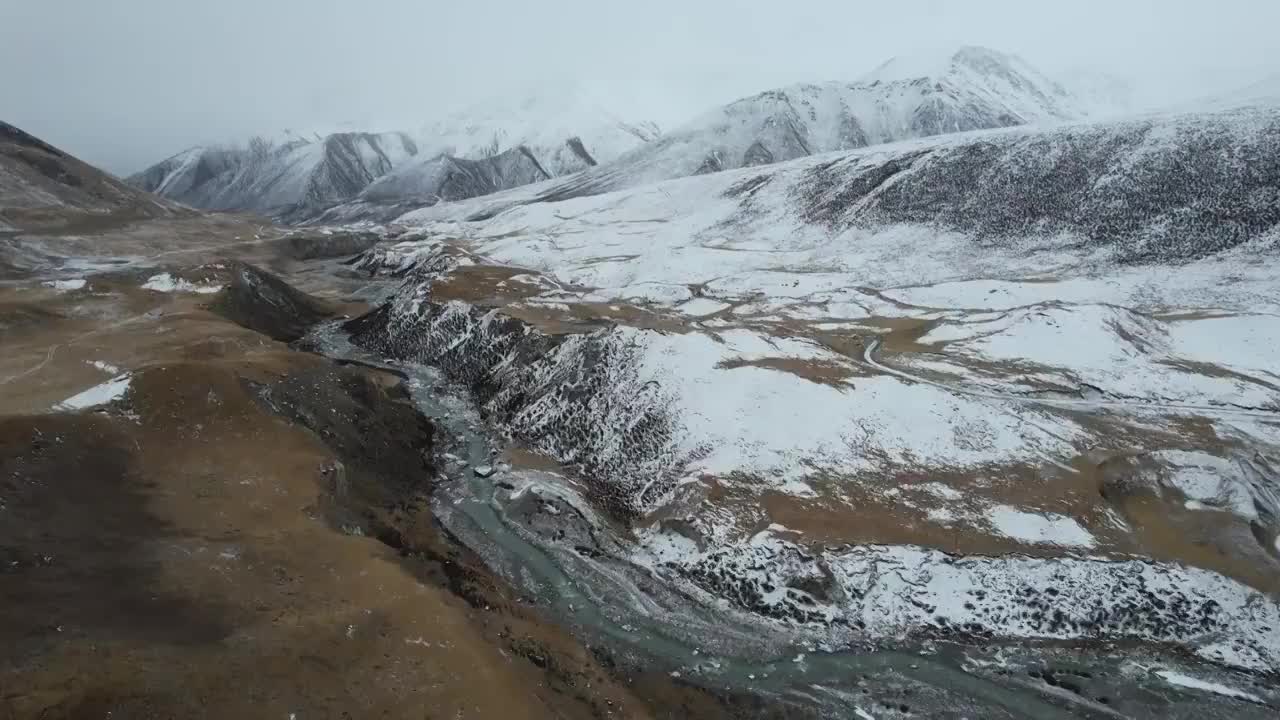 青海果洛州玛沁县阿尼玛卿山区雪山乡冬季高原乡村自然风光视频素材