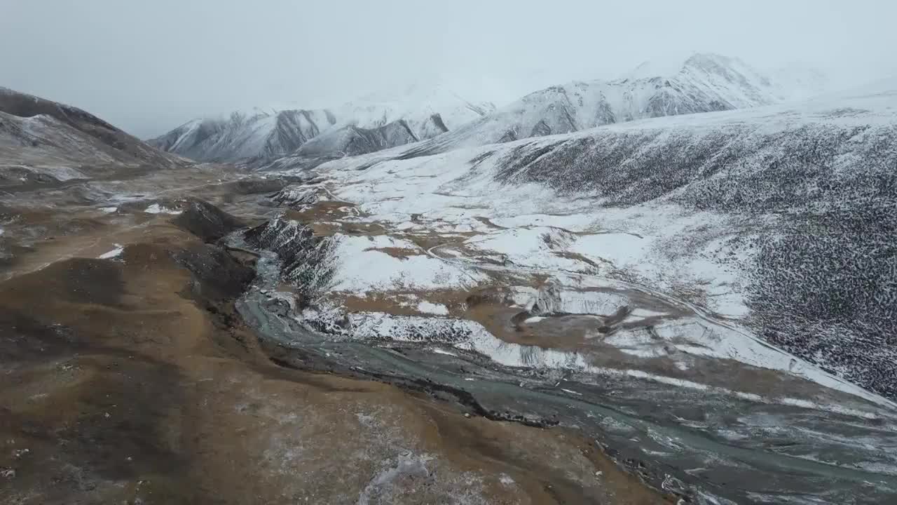 青海果洛州玛沁县阿尼玛卿山区雪山乡冬季高原乡村自然风光视频素材