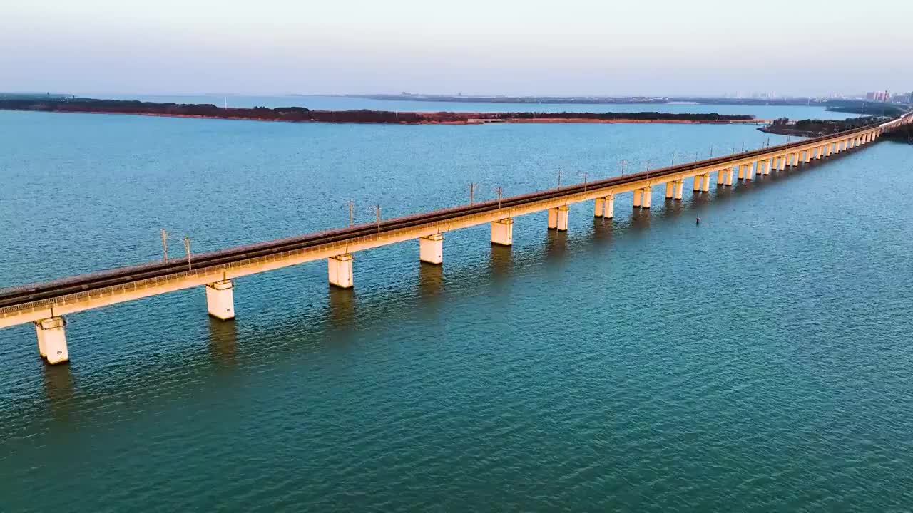 京沪高铁丹昆特大桥阳澄湖段视频素材