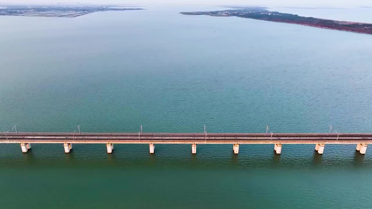 京沪高铁丹昆特大桥阳澄湖段视频素材