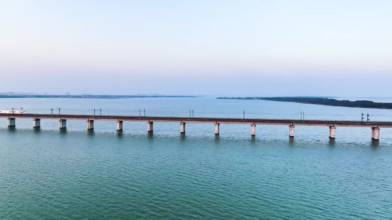 京沪高铁丹昆特大桥阳澄湖段视频素材