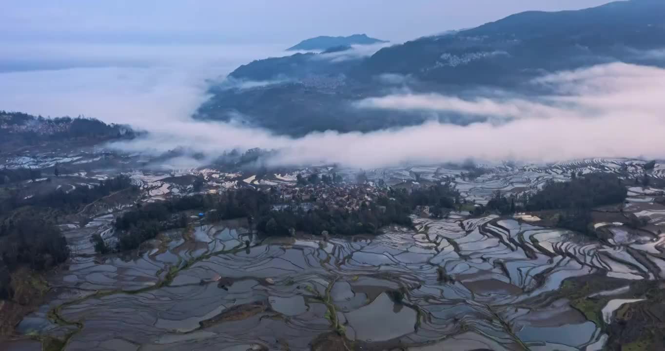 梯田的航拍视角，云南元阳哈尼梯田视频素材