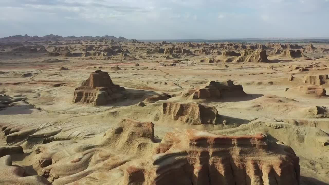 新疆克拉玛依乌尔禾世界魔鬼城雅丹地貌自然风光视频素材