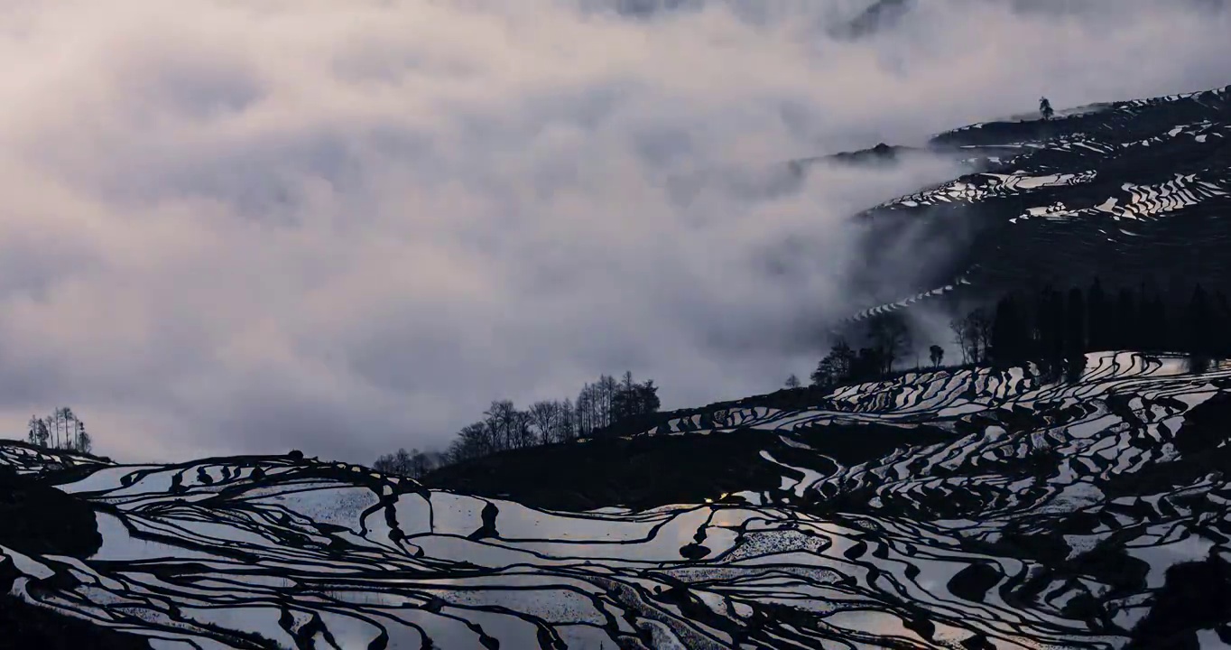 梯田日出的阳光，云南红河哈尼梯田反射的光视频素材