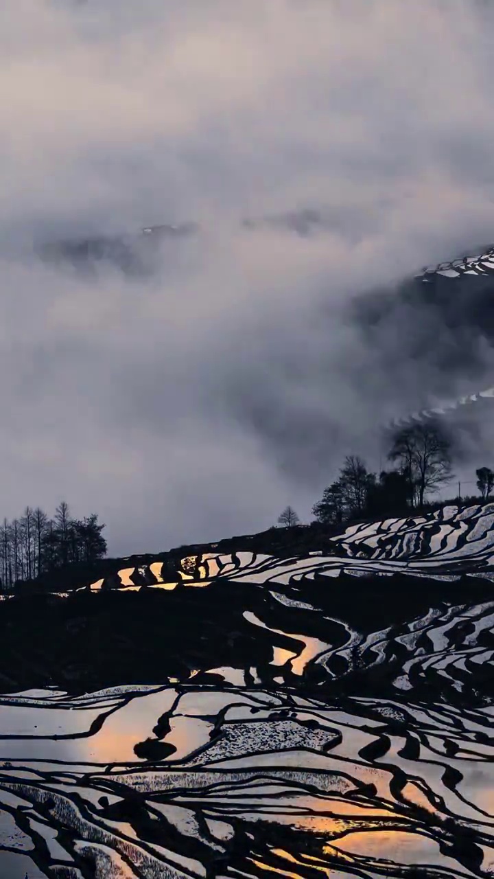 梯田日出的阳光，云南红河哈尼梯田反射的光视频素材