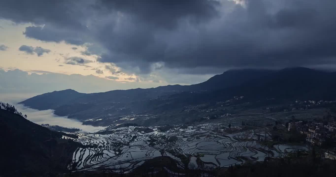 清晨梯田的云卷云舒视频素材