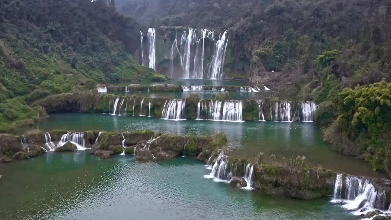 瀑布流水的航拍视角，云南九龙瀑布群视频素材