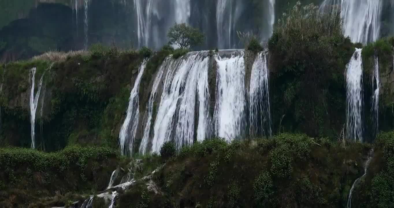 瀑布的水流，巨大落差瀑布的河水视频素材