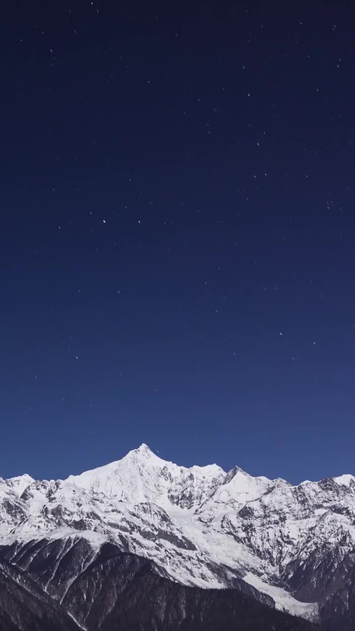 梅里雪山的星空，夜晚雪山的星轨视频素材