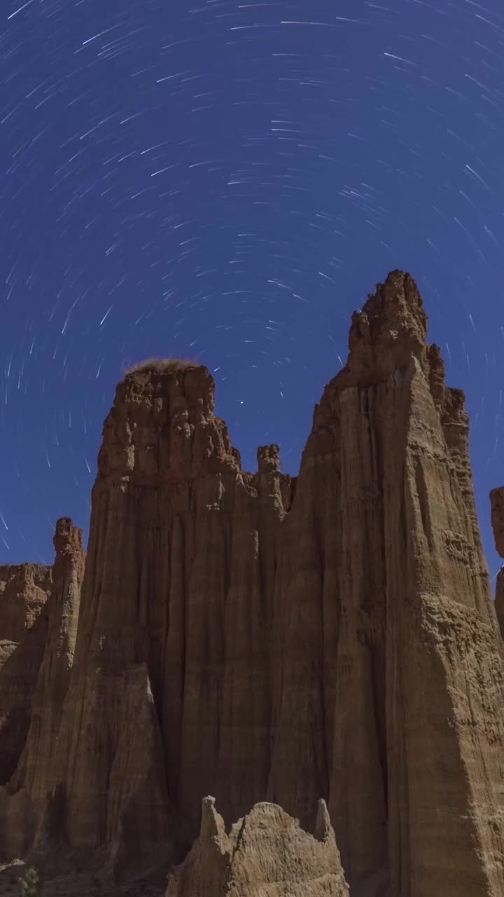 土林夜晚的星轨，云南浪巴铺土林的星空视频素材