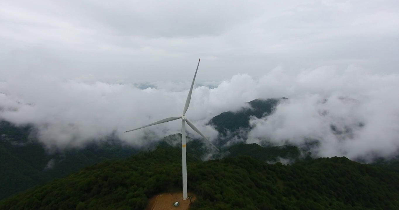 4k航拍秦岭山脉，云雾如仙境般涌动，风机旋转，美丽如画视频素材