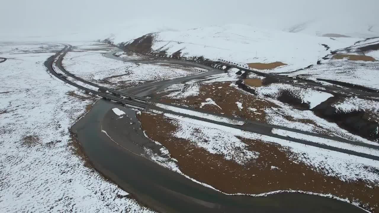 青海共玉高速公路G214国道青藏高原公路自驾游旅行交通运输冬季雪景自然风光视频素材