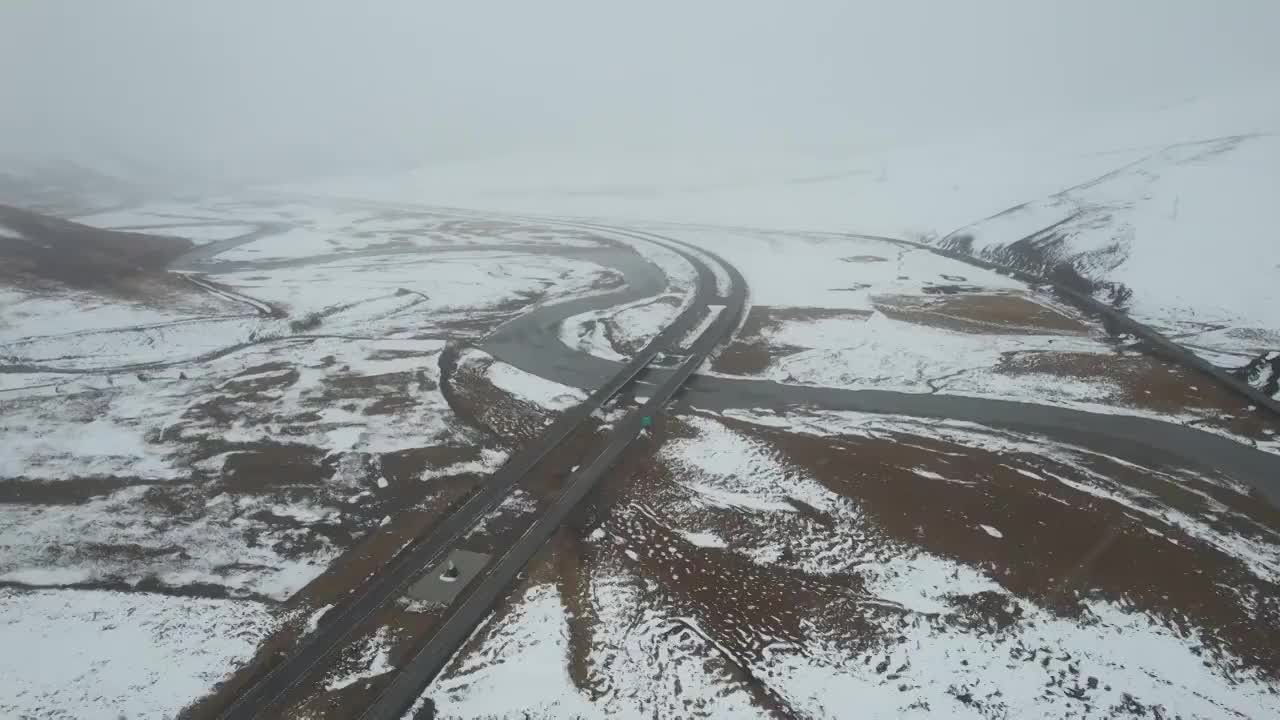 青海共玉高速公路G214国道青藏高原公路自驾游旅行交通运输冬季雪景自然风光视频素材