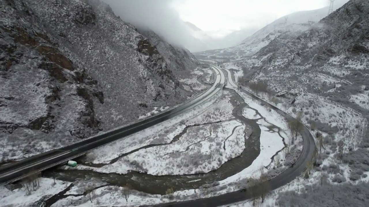 青海共玉高速公路G214国道青藏高原公路自驾游旅行交通运输冬季雪景自然风光视频素材