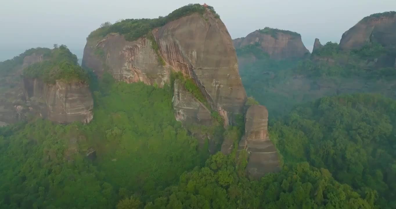 韶关丹霞山峡谷间飞行视频素材