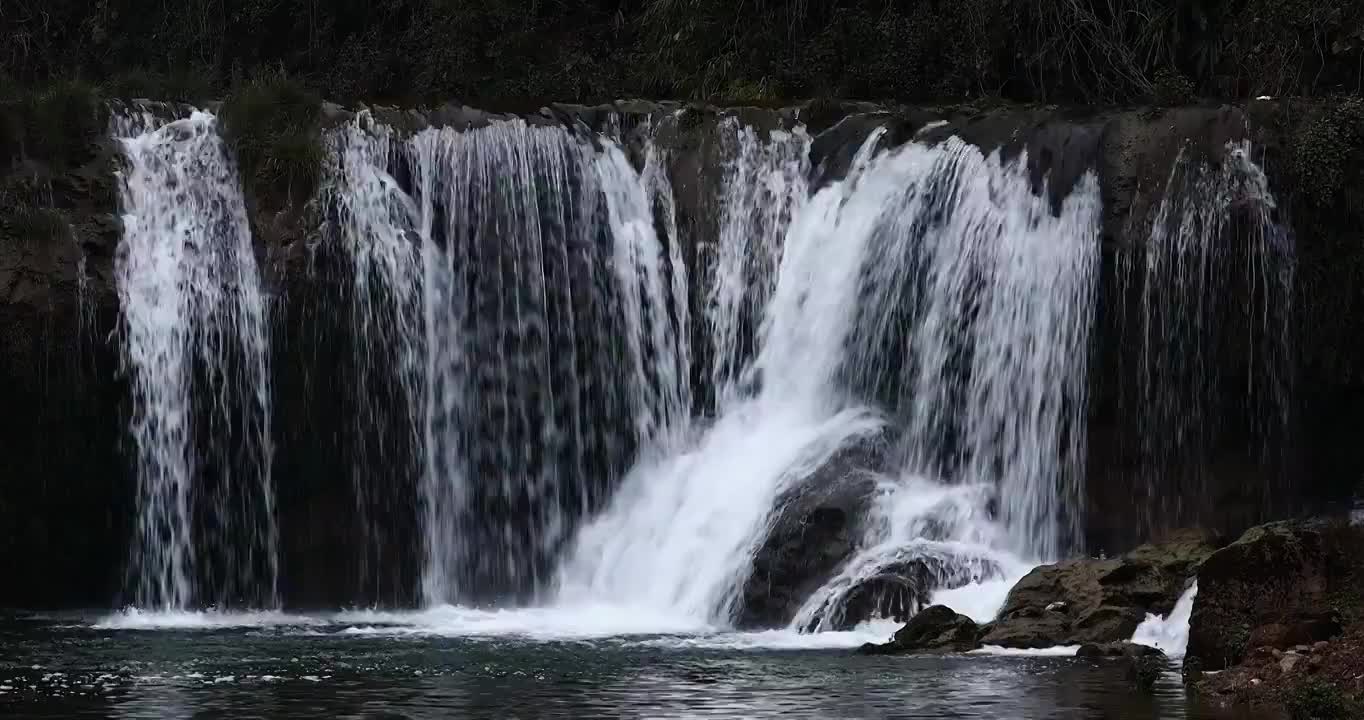 瀑布的水流，云南罗平九龙瀑布群视频素材