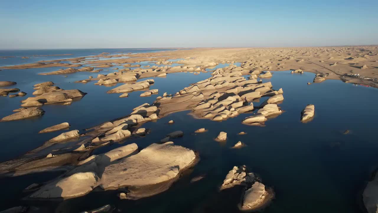 青海海西大柴旦乌素特水上雅丹乌素特雅丹地质公园日落自然风光航拍视频素材